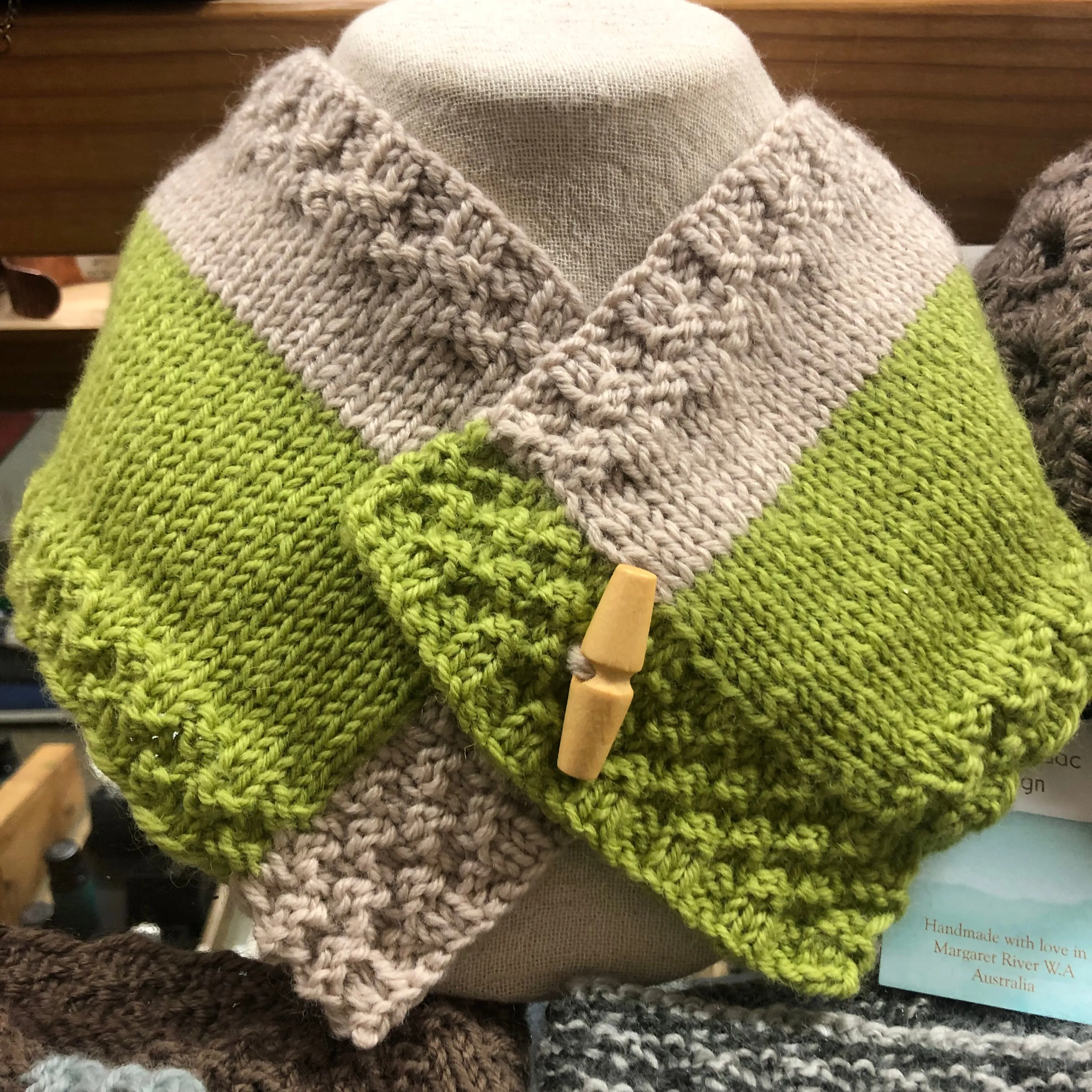 Button scarf Ai